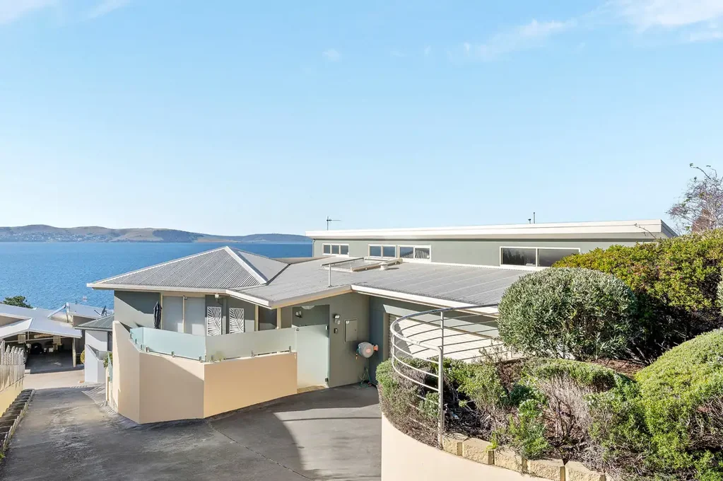Sandy Bay 3 Bedroom Modern living with mesmerising water views