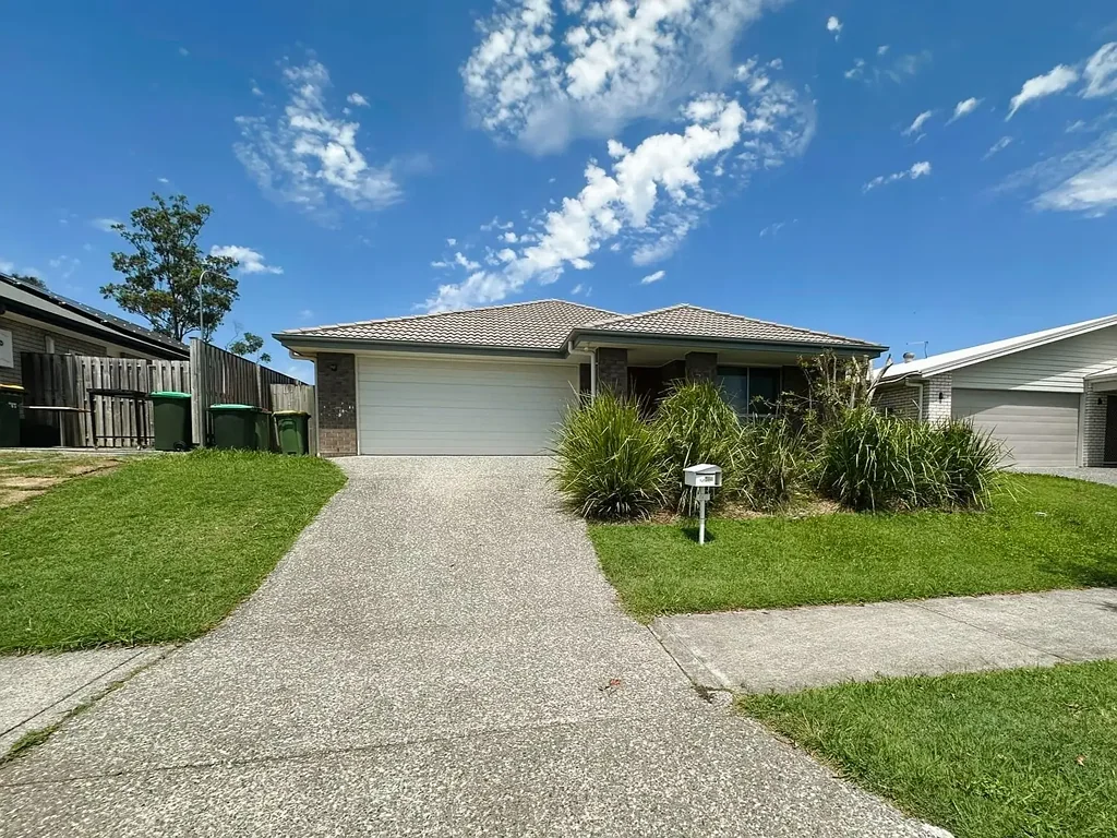 Large Family Home in Great Pimpama Location!