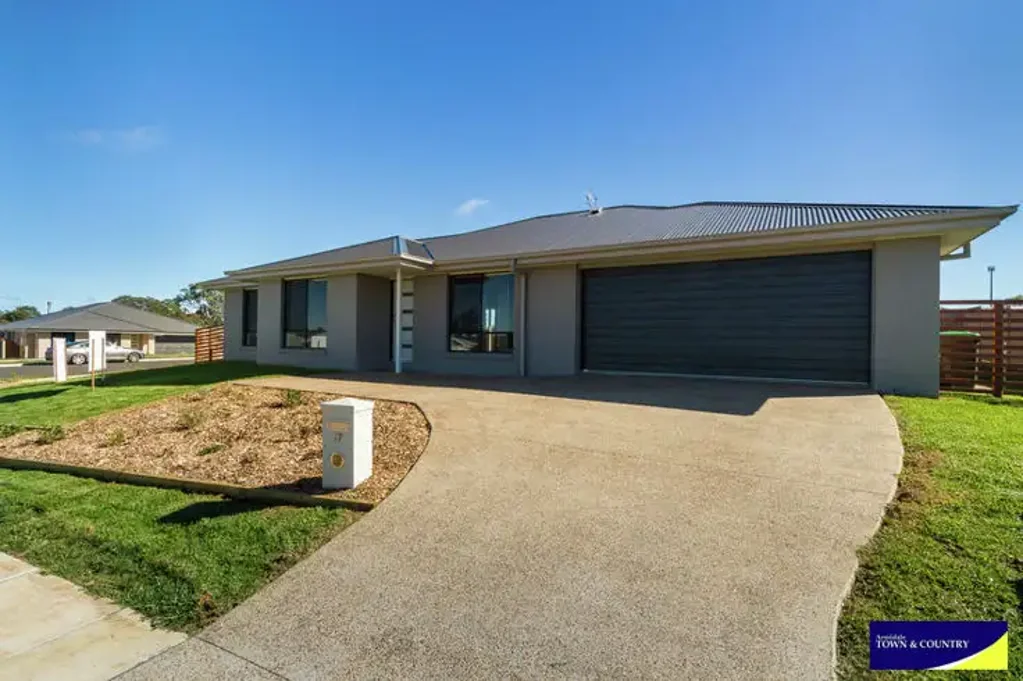 EXECUTIVE LIVING IN SOUGHT AFTER FOOTHILLS LOCATION. Welcome to 17 Spearmount Drive, Armidale.