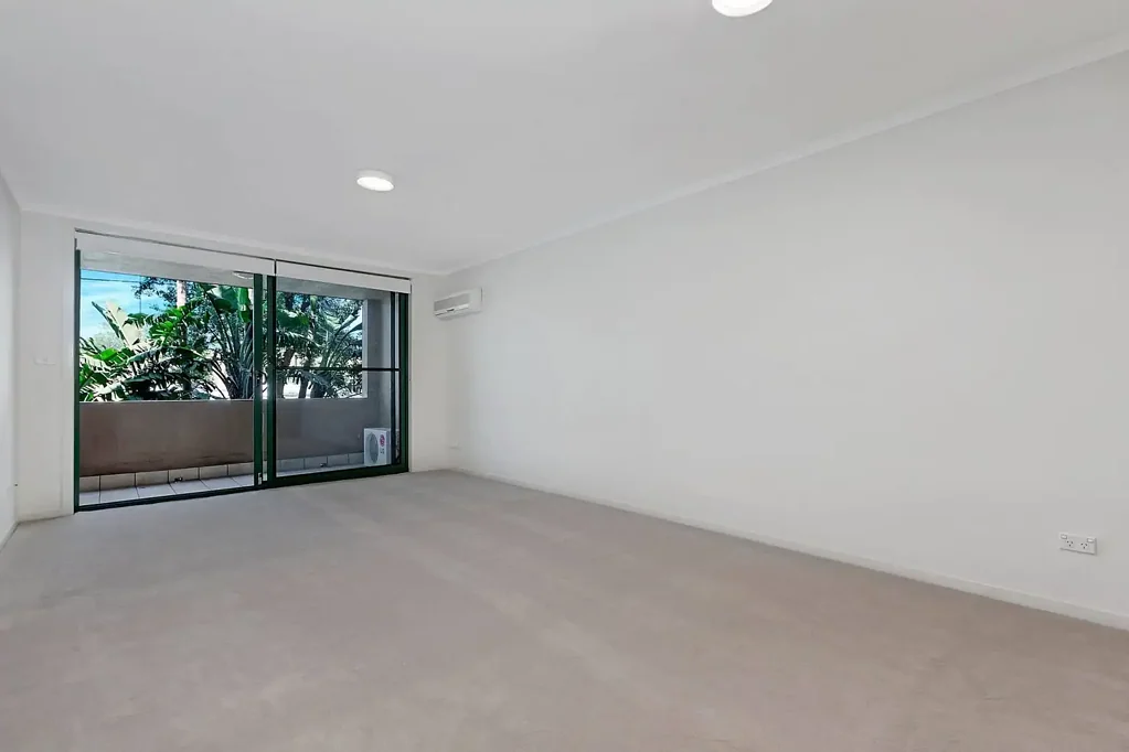 One bedroom apartment with study & park views