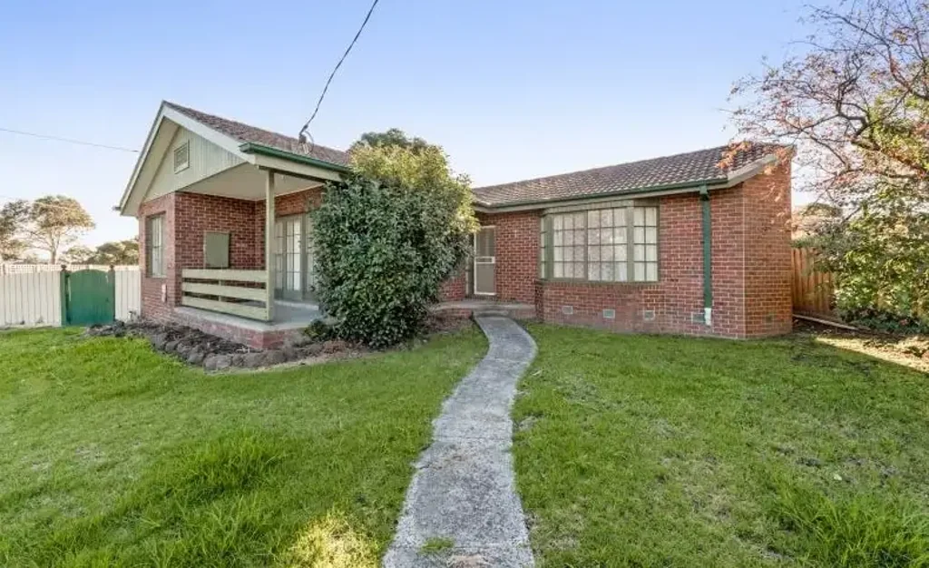 Spacious 5-Bedroom Family Home with Retro Charm and Modern Comfort