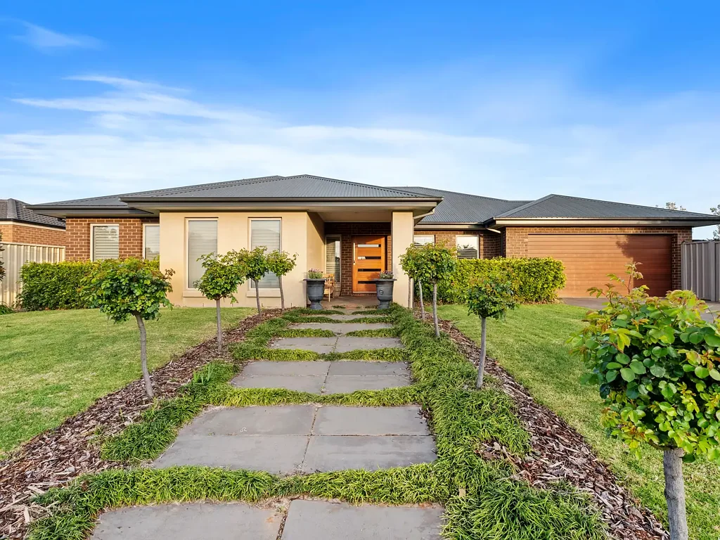 Finley 5房  Expansive 5-Bedroom Family Residence in a Peaceful Court Location