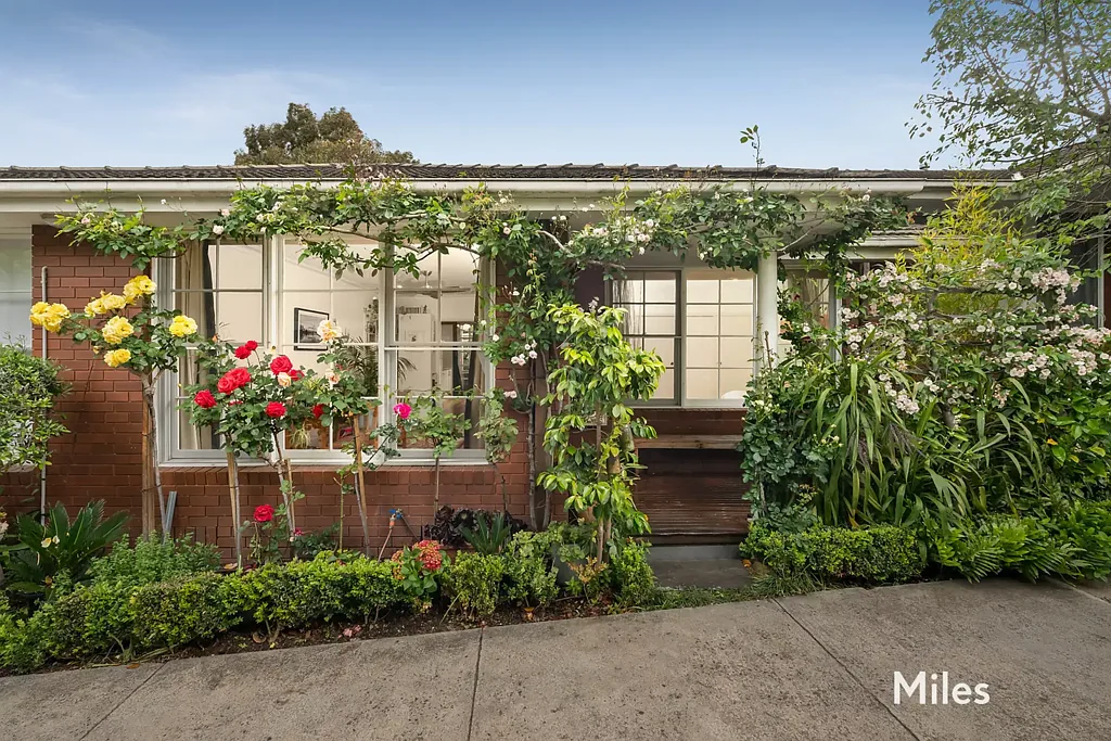 Ivanhoe 2房 时尚两卧公寓 中心位置 卓越翻新 宽敞采光 舒适庭院 精美厨房 停车位便利 生活配套齐全 Stylish Centrally Located Retreat.