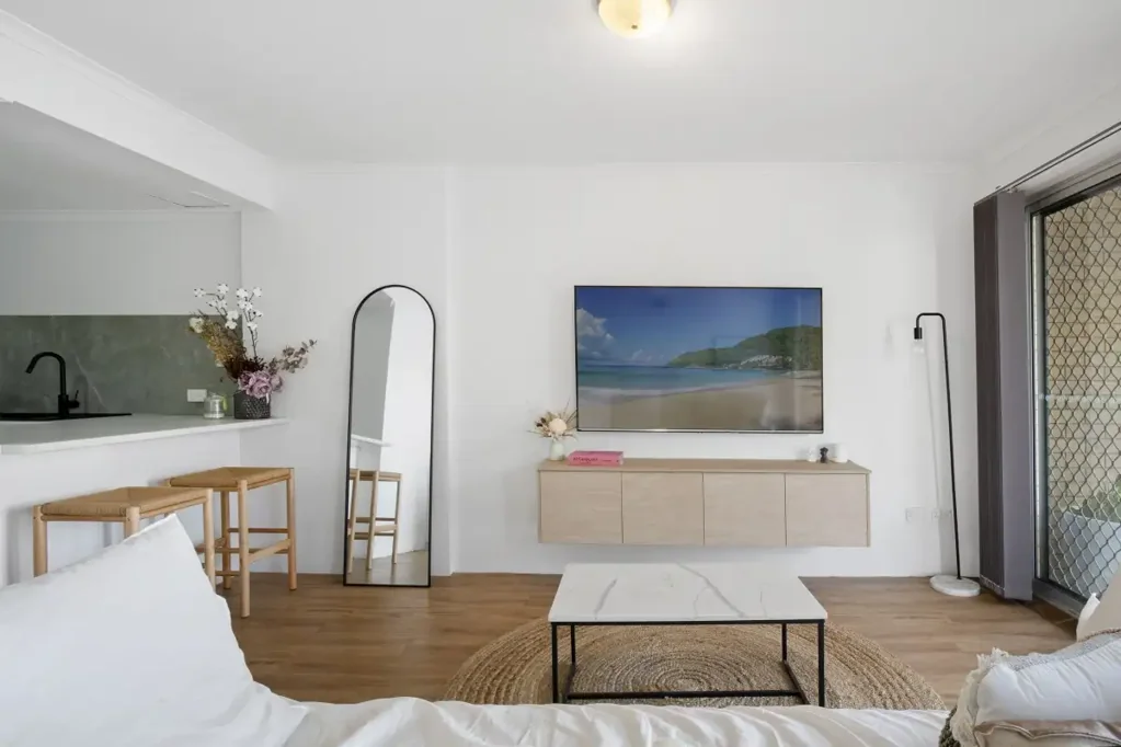 Stunning Furnished Beachside Apartment!!
