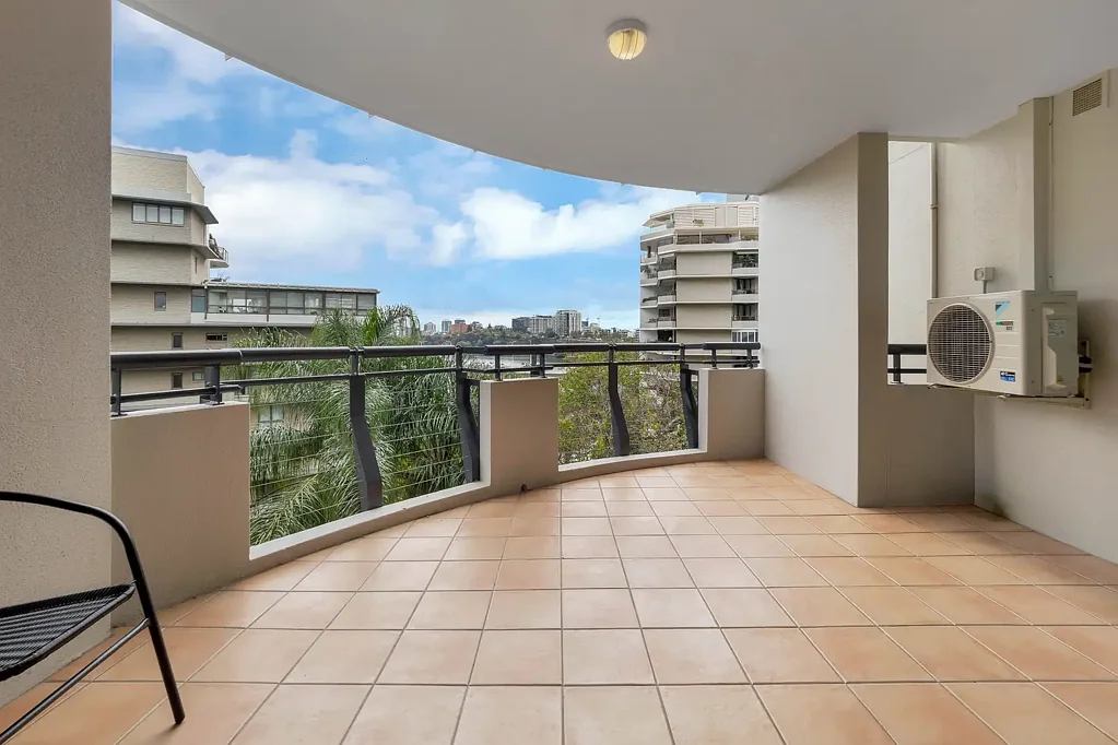 South Brisbane 1 Bedroom Oversized Inner-City Retreat with Captivating River and City Views!