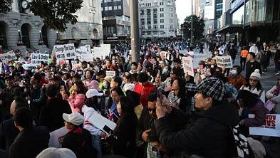吓人！奥克兰民宅凌晨遇抢劫，歹徒公然持枪上门！数百名华人愤然发声，政府最新回应……