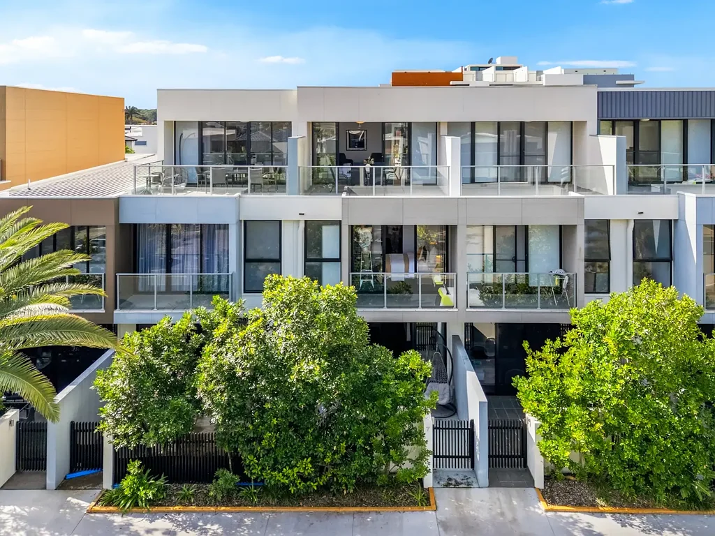 Hope Island 4chambre Sophisticated Tri-Level Living in the Unbeatable Hope Island Locale!