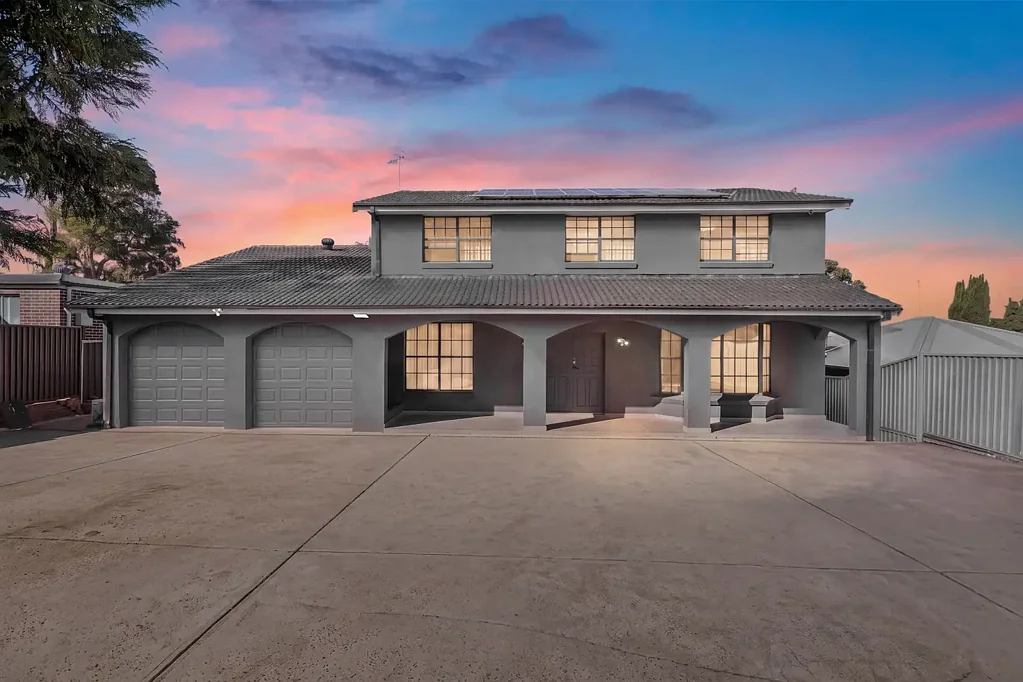 Bankstown 6ਬੈੱਡਰੂਮ Expansive Family Residence on 1,017sqm in a Peaceful Bankstown Setting