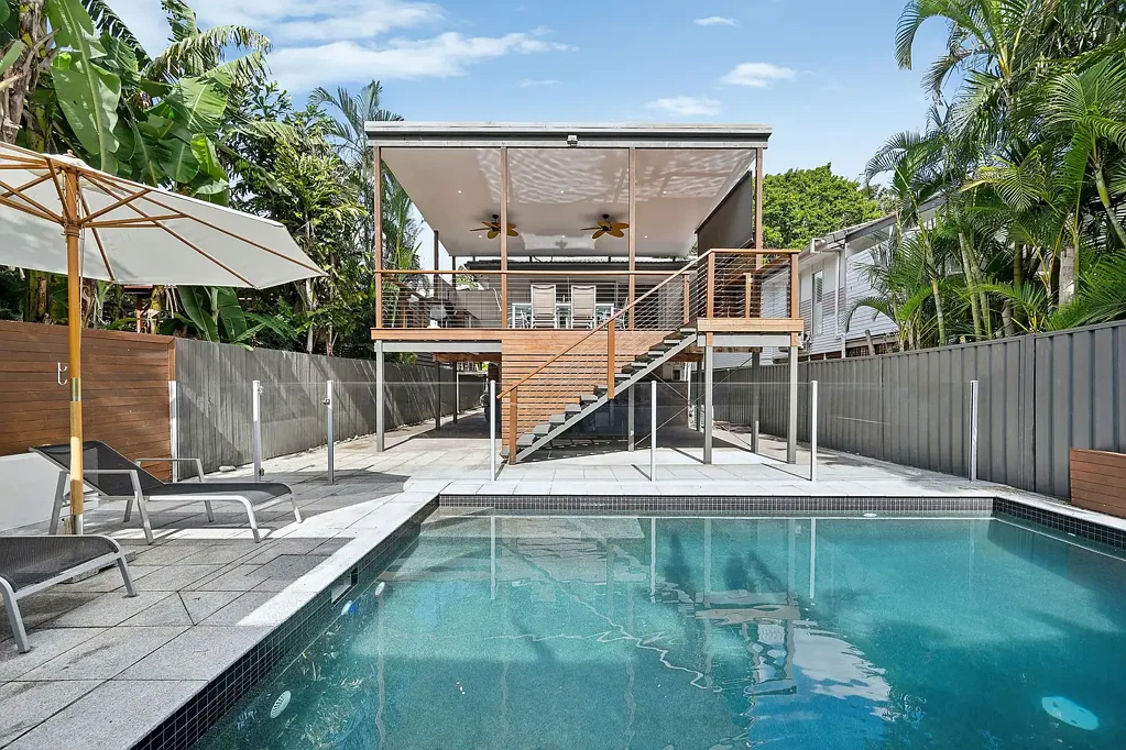 Corinda 3Moenga SENSATIONAL FAMILY ENTERTAINER OFFERING POOLSIDE LIVING