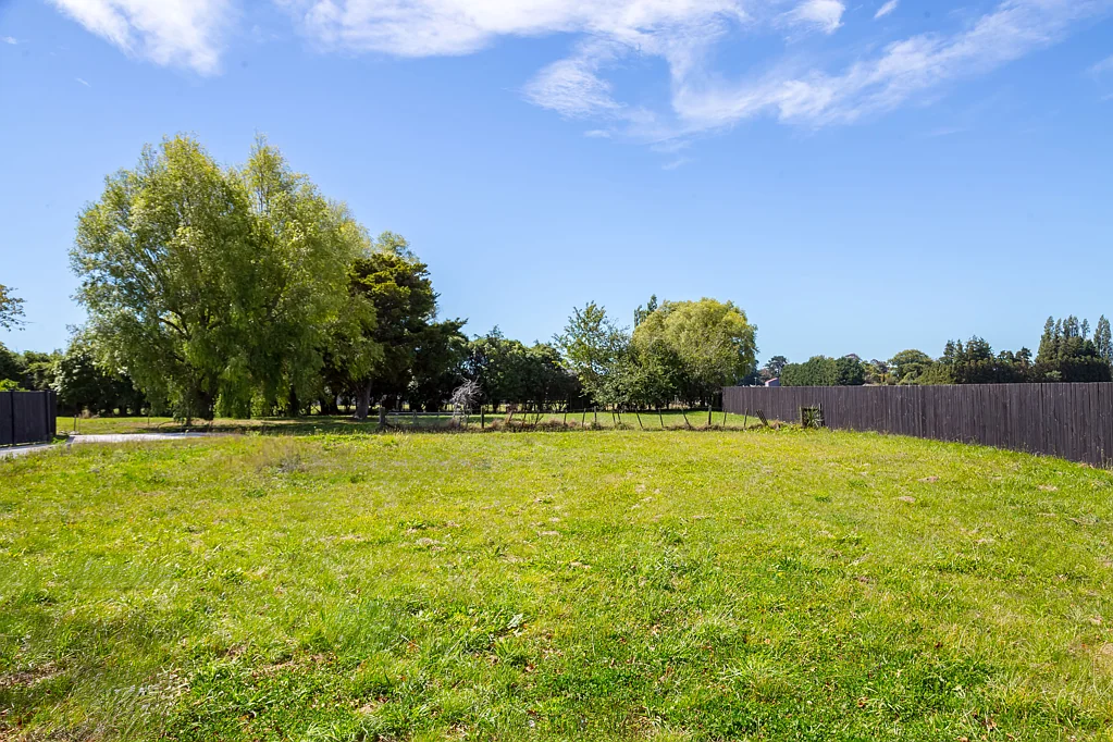 Greytown Rare Opportunity : Spacious section, stunning view