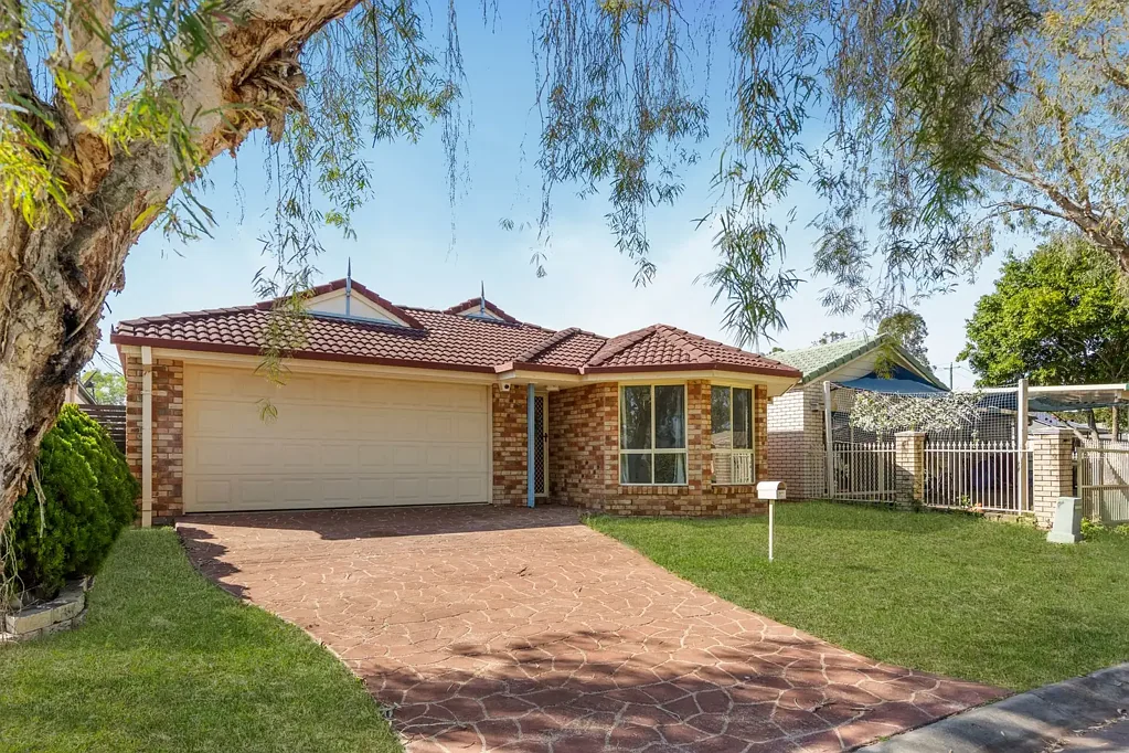 Large family home in Forest Lake!