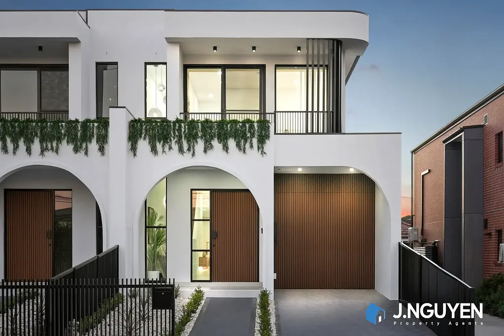 Canley Heights 5غرفة نوم Brand New Supersized Luxury Home - Walk to Shops