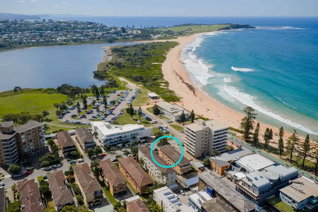 Dee Why 3房 海滨瑰宝 93.8㎡精装 地面层公寓 北向采光充沛 三卧带套卫 步行即达海滩 Bright and airy north-facing apartment in beachside setting