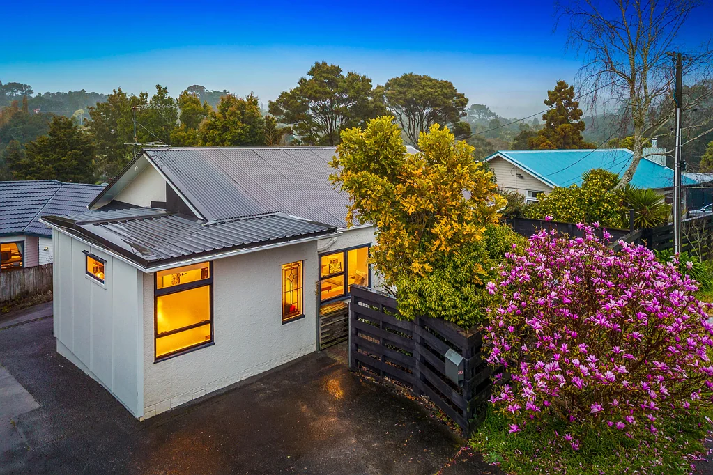 Glen Eden 4 Bedroom 4 beds! 50's Character & Walk-to-School