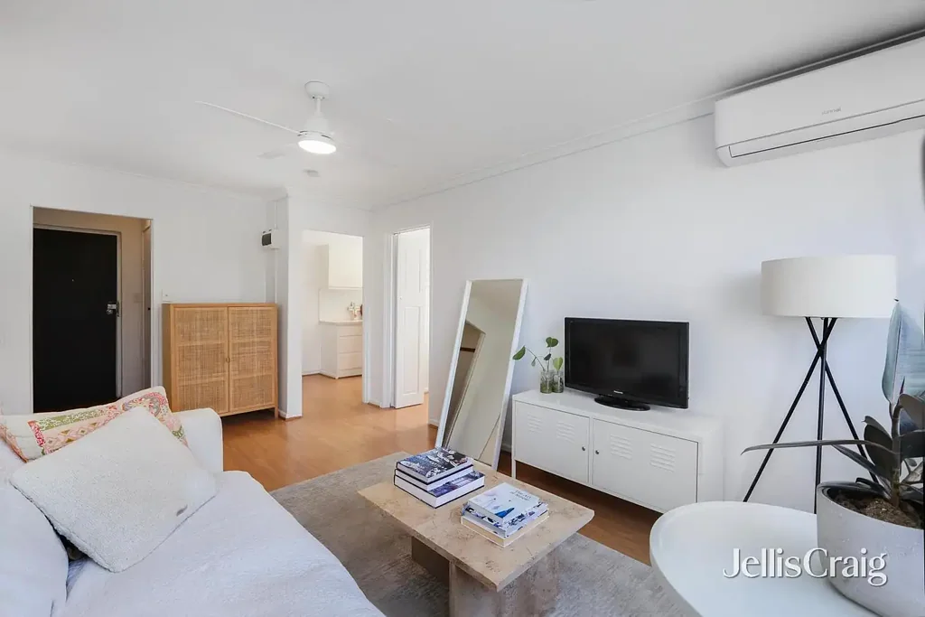 Yarraville 1房 精美翻新单卧 采光充沛 卧室宽敞 厨卫现代 开放生活区 锁车库 Yarraville Village 近享便利 Effortless Living Moments from Yarraville Village