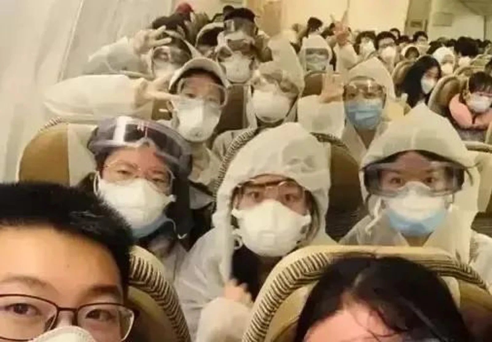 中国包机接回小留学生，我们算了一下海外的未成年人学生总数