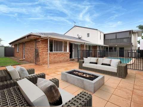 Elanora 7 Bedroom HUGE FAMILY HOME - INCREDIBLE VALUE !