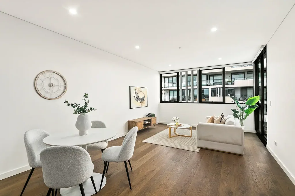 Kogarah 2房 两居室宽敞公寓 现代装修 开放式布局 主卧带套间 阳台俯瞰Kogarah Bay 现代厨房 停车位 健身房 咖啡馆近 Stylish 2-Bedroom Apartment in a Prime Location