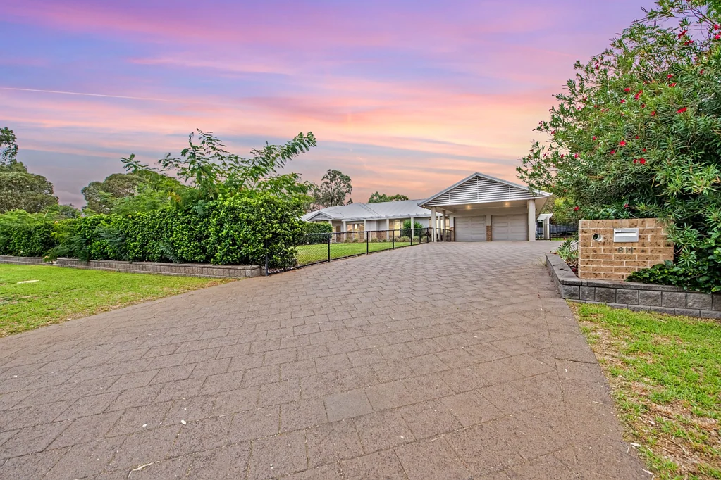 Dubbo 5 Bedroom Elegance & Charm with Room For Granny!