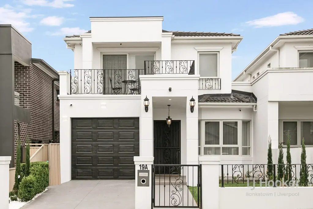 Greenacre 4침실 Modern Family Living with Space, Comfort & Convenience in a Whisper Quiet Locati