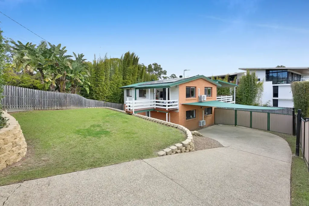 Ashmore 5房  Spacious Ashmore Family Home