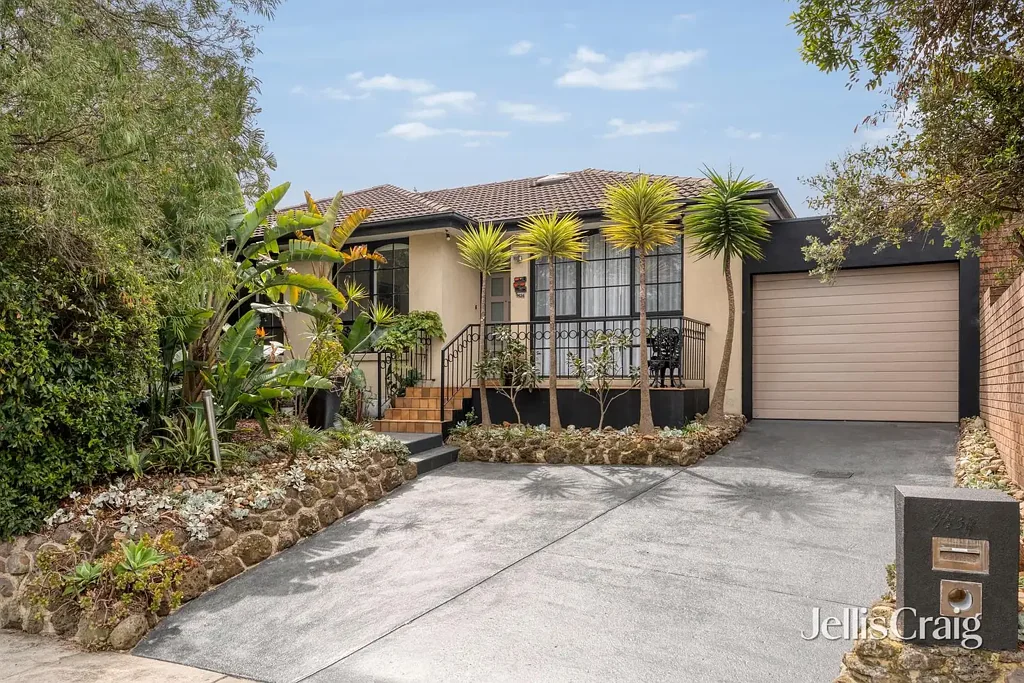 Beaumaris 3房 英式风格别墅 两间卧室书房 两卫浴 开放式生活区 朝北露台 多功能空间 茂盛花园 主卧套件 定制衣柜 不锈钢电器 抛光地板 管道供暖 空调 并排车库 低维护 靠近Royal Melbourne Golf Club 步行至学校商店 An open plan garden hideaway in sun filled bliss