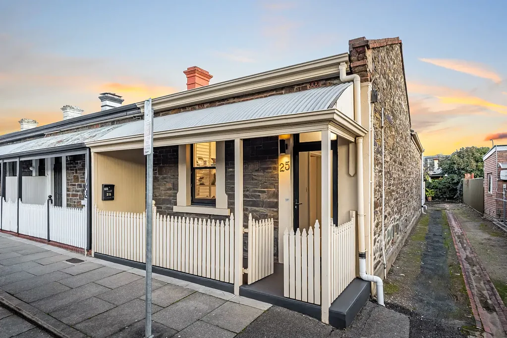 Adelaide 2ਬੈੱਡਰੂਮ A C1880 classic with Hutt Street on speed dial…