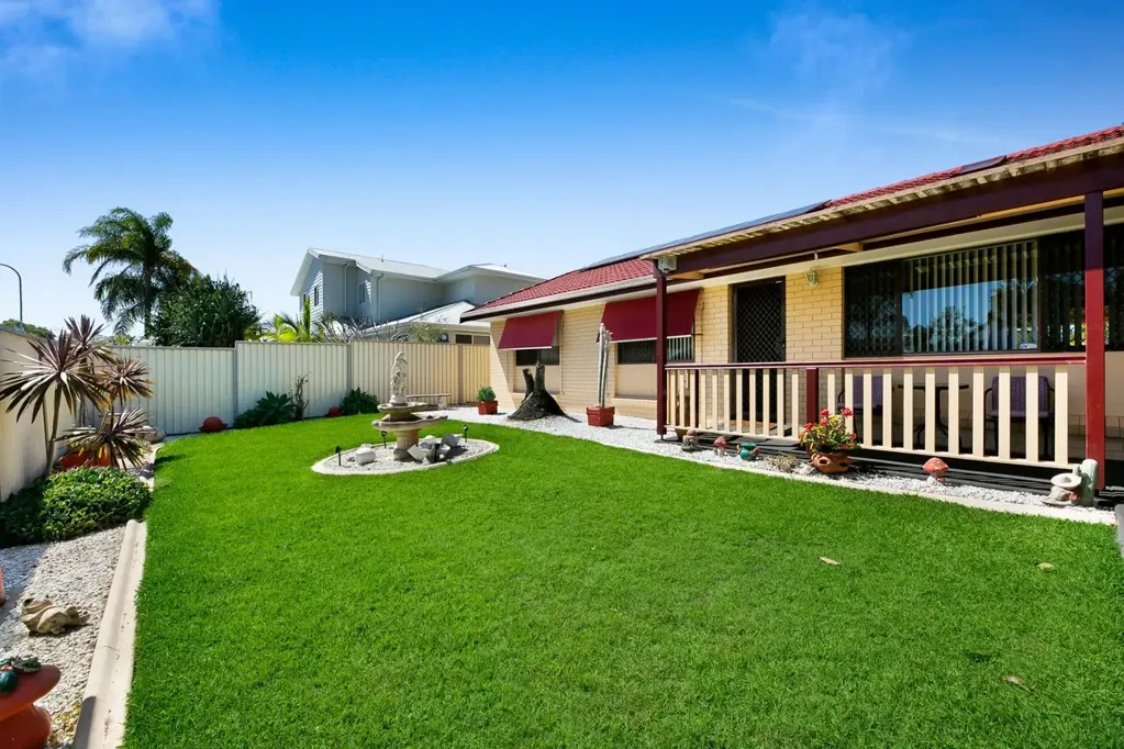 Burleigh Waters 3ห้องนอน A Prime Burleigh Waters Opportunity on a Flat 603sqm Block
