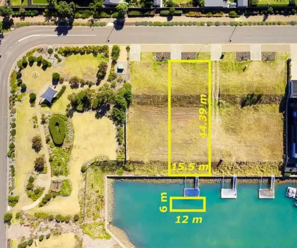 Safety Beach 东向水岸生活体验 760平方米宏伟土地 独立产权泊位 Martha Cove优越位置 步行至咖啡馆和餐厅 24小时安保 便捷通往CBD 梦想家园建造地 Waterfront Living at Its Finest - Rare Opportunity in Martha Cove Awaits You!