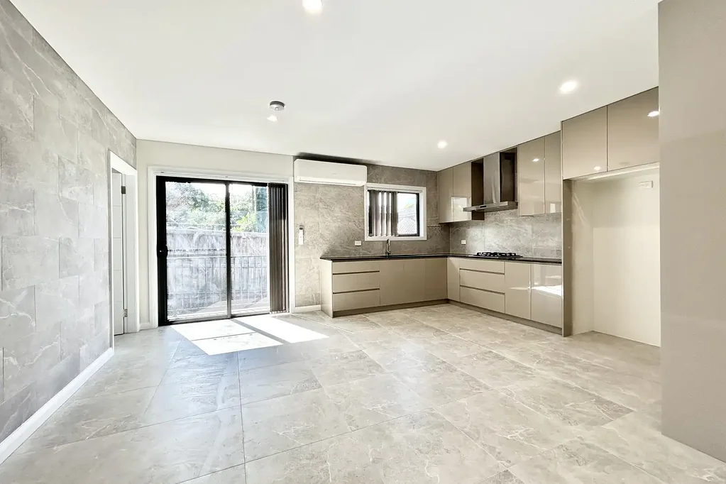 Free-standing home with individual entry - water bill and garden maintenance  included, pets friendly