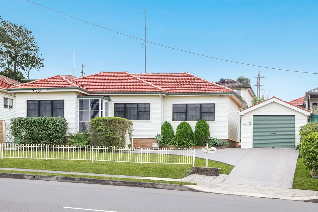 Warrawong 3غرفة نوم Immaculate home combines convenience with renovation potential!