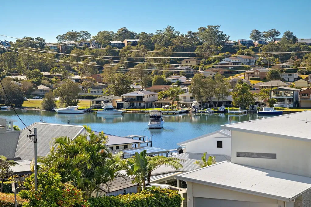 Buttaba 4房  Immaculate Family Home with Water View, 70m from Secret Bay