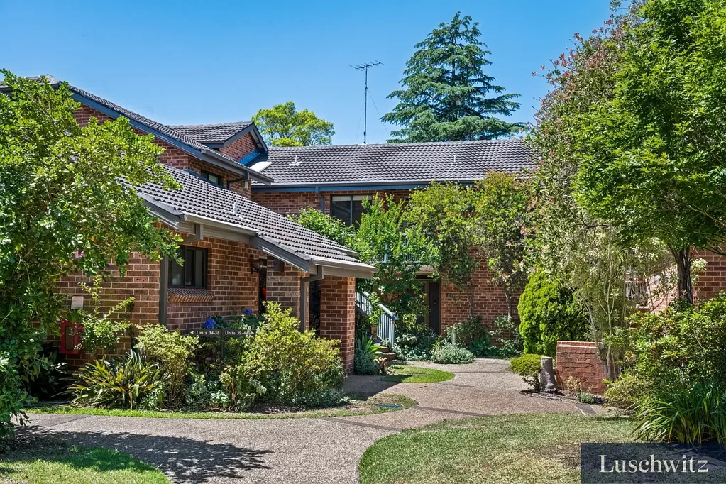 North Turramurra 2 Slaapkamer Generous, Light-Filled Living in a Peaceful Village Setting