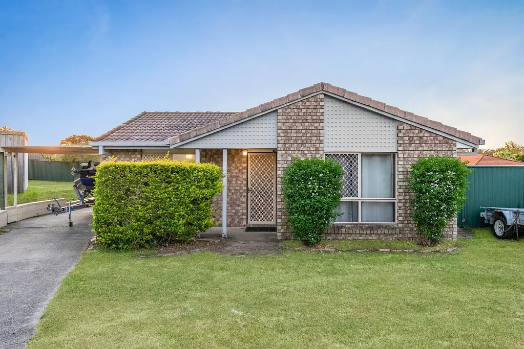 Boronia Heights 4Kwarto **AVAILABLE** 4 Beds + Additional Room, Complete Yard Access In Quiet Location! BE QUICK!!!