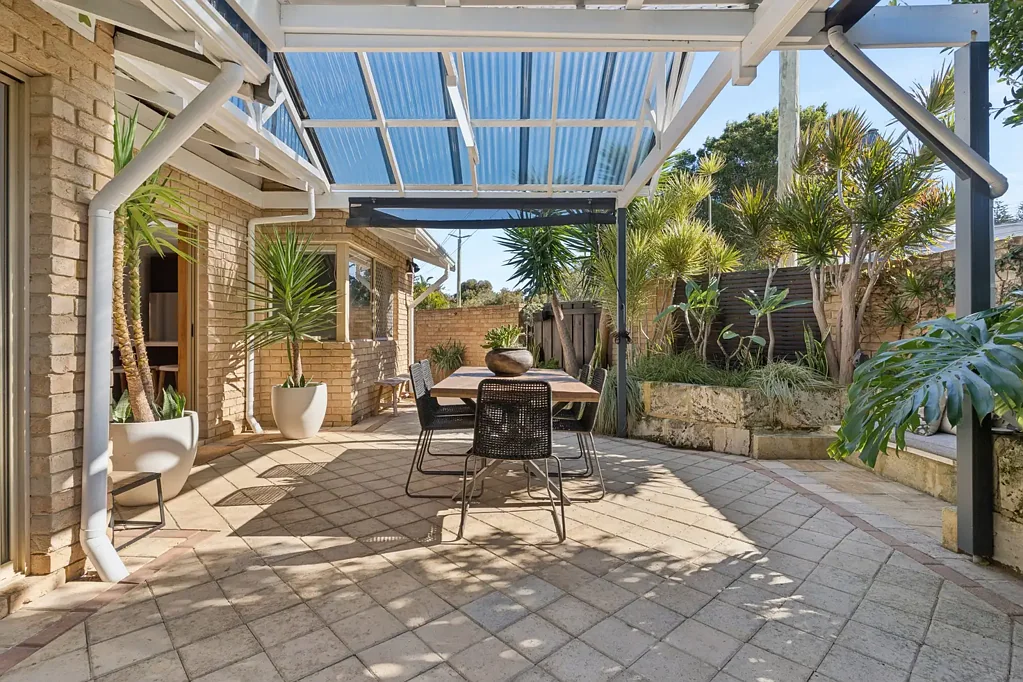 Claremont 3房  RARE NORTH-FACING SINGLE-LEVEL LIVING IN THE HEART OF CLAREMONT