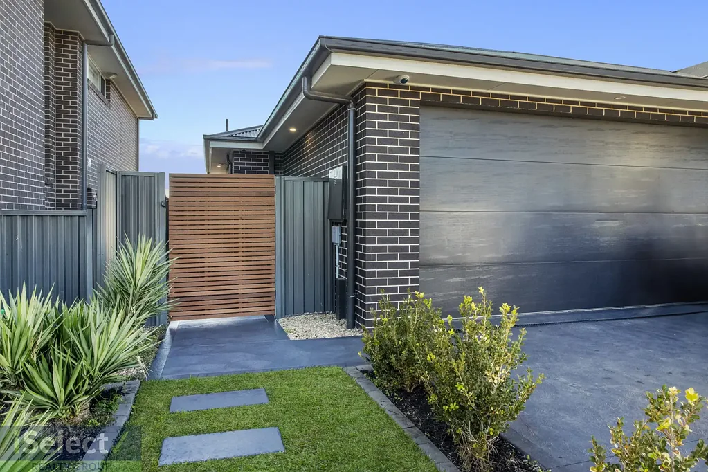 MODERN 2-BEDROOM GRANNY FLAT WITH PRIVATE PATIO