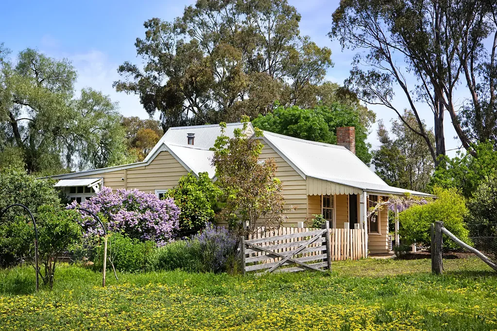 Maldon 4ਬੈੱਡਰੂਮ Character filled 1800s Timber Cottage on nearly an acre (0.96 acre) of tranquil garden bliss