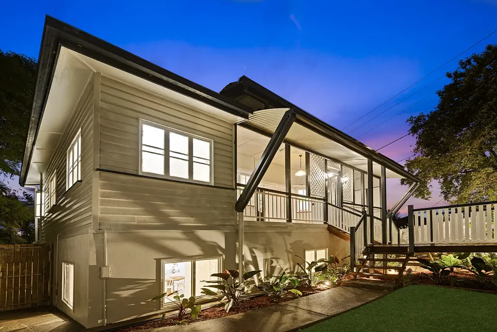Woombye 5chambre Behind the White Picket Fence. A Stunning Family Queenslander