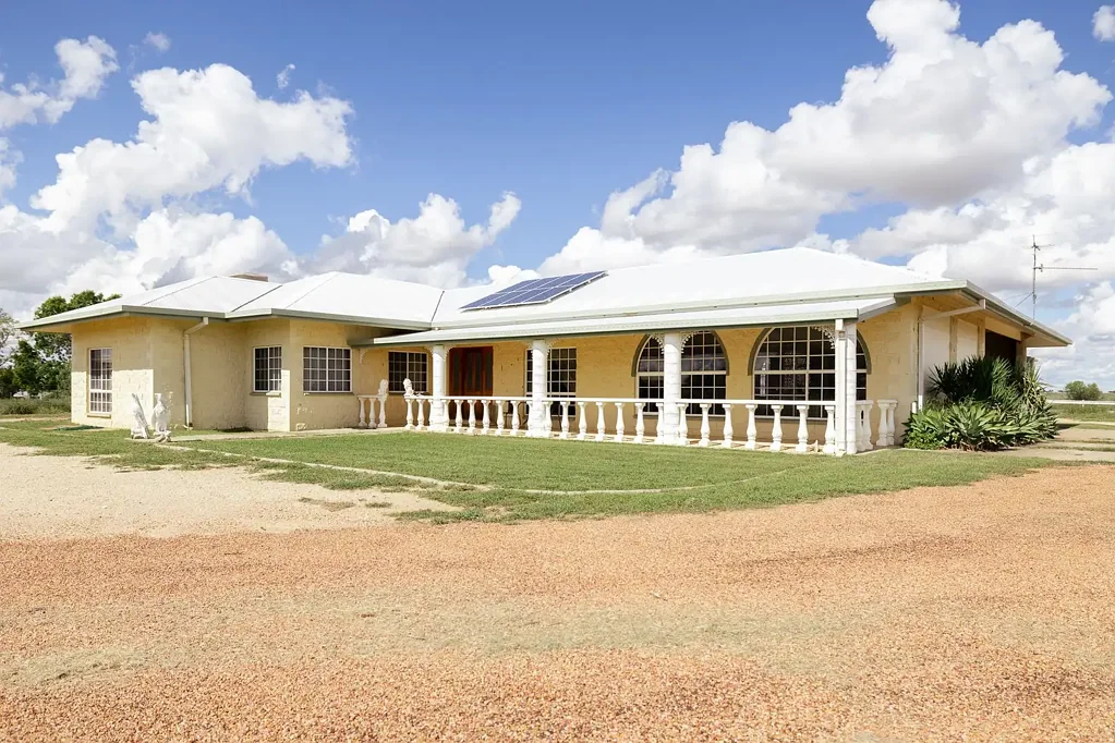 Longreach 4房 优越地段 一步城镇生活·七英亩宽敞庄园·多活动区 设计厨房·四卧步入衣橱·双空调 全瓷砖·太阳能发电·边界更新 Acreage Package Close to Town