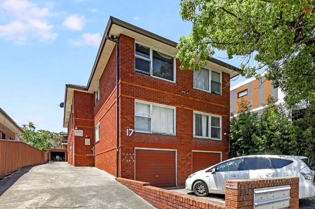 2 BEDROOM UNIT IN THE HEART OF WILEY PARK!