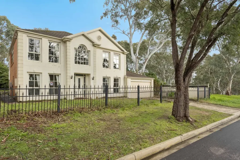 Banksia Park 4房  Calling All Renovators - The Ultimate Challenge Awaits!