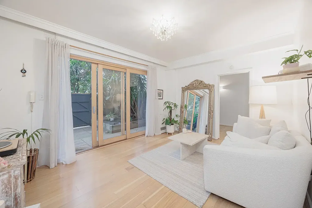 Elwood 2chambre Two Courtyards, Two Car Spaces and Bayside Living Done Right