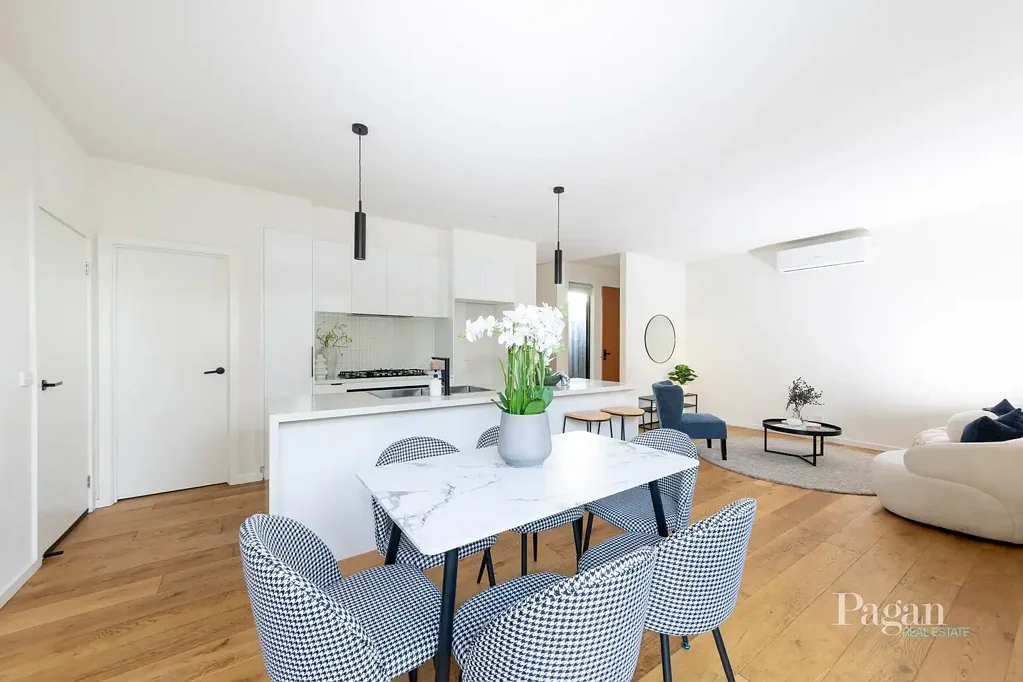 Glenroy 3房 全新三卧联排 两个生活区 双车库 宽敞朝北后院 硬木地板 白色石材厨房 私人主卧套房 地板到天花板瓷砖 近CBD 交通购物便利 Luxury, Space & Style – The Perfect Glenroy Townhouse