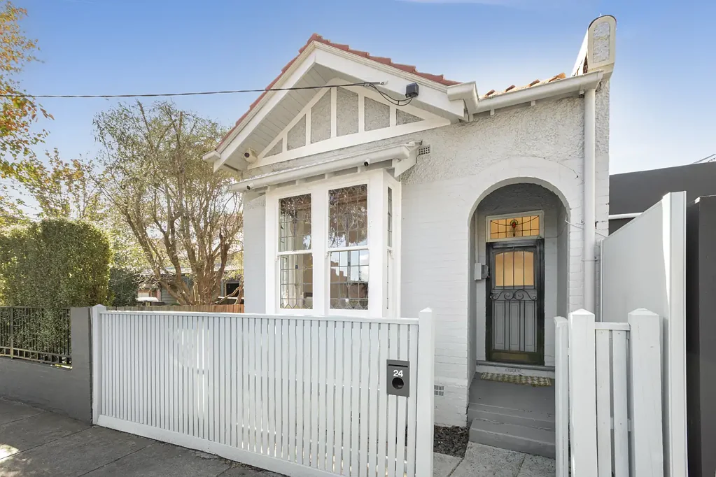 Prahran 2房 时期细节卧室 主卧带窗座 诱人壁炉客厅 明亮燃气厨房 私密庭院娱乐区 步行便利生活 Classic Windsor Charm in a Prized High Street Pocket