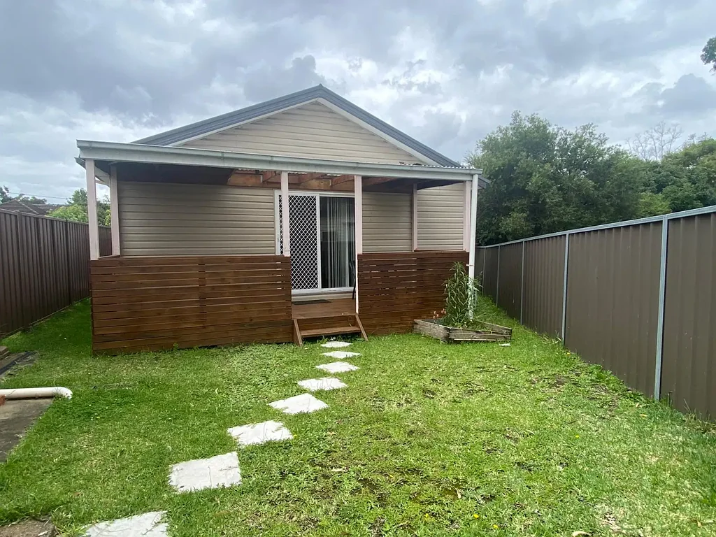 Charming 2 bedroom Granny  in Seven Hills !!!