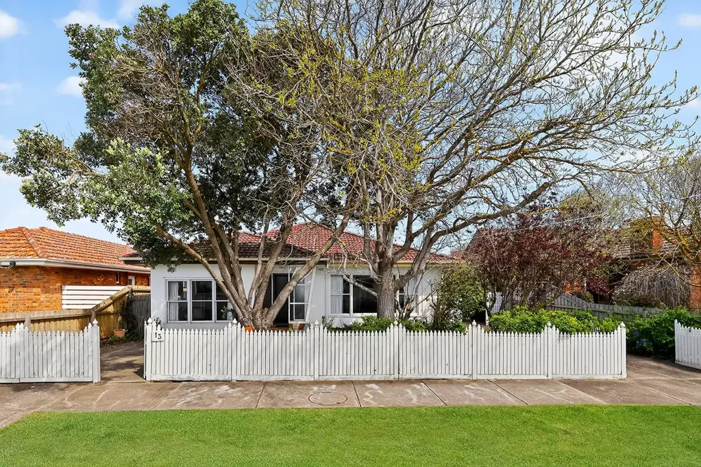 Warrnambool 5બેડરૂમ CENTRAL 5 BEDROOM HOME ON A HUGE 886m2 ALLOTMENT!