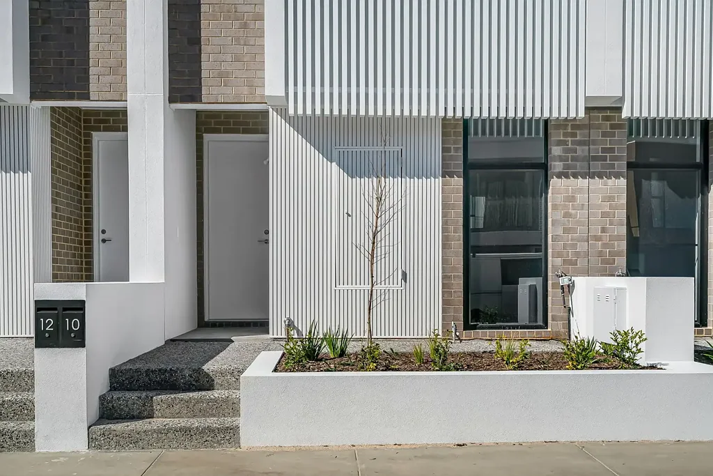 COASTAL LUXURY LIVING 4 Bedroom, 3 Bathroom, Solar & Lift