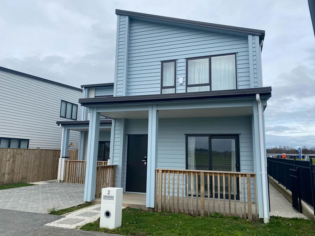 Near new property  located in the new Drury su...