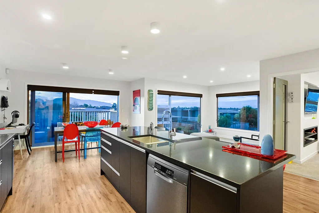 Raumati Beach 4房  Modern with a View!