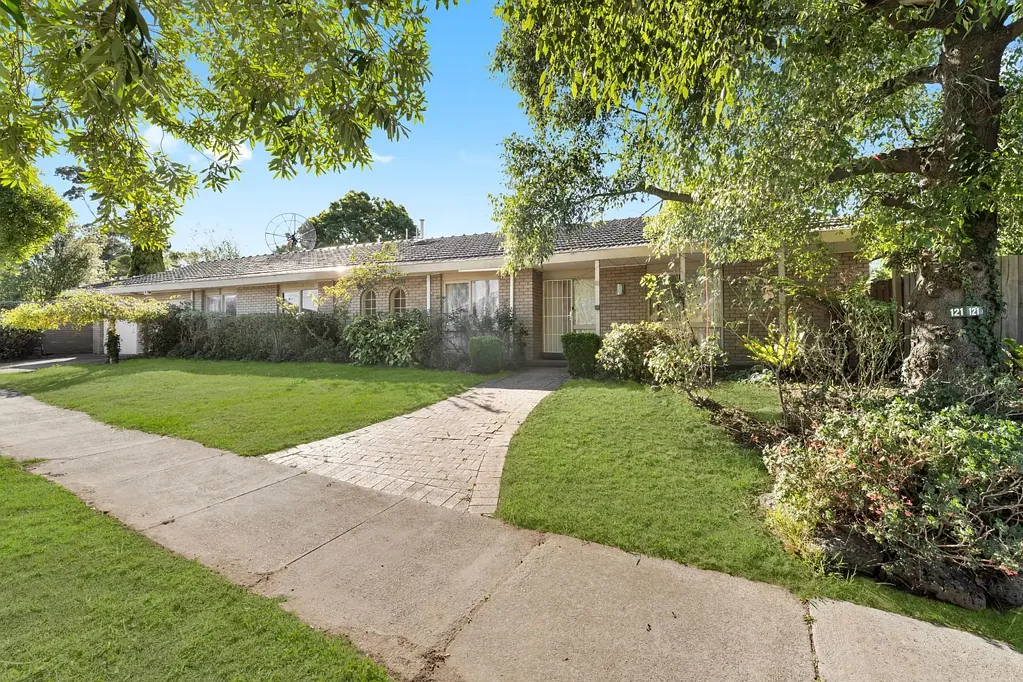 Mount Waverley 5房 Mount Waverley中心位置 779平米宽敞地块 学区房紧俏位置 四卧两卫实用设计 私密后院娱乐空间 未来翻新开发潜力 PRIME CENTRAL MOUNT WAVERLEY OPPORTUNITY ON 779SQM* IN PRESTIGIOUS SCHOOL ZONES